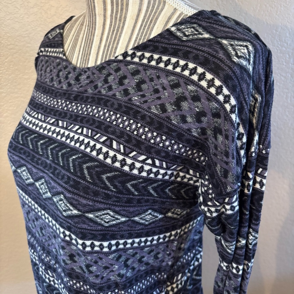 Forever 21 Top Medium Black Gray White Geometric Aztec Tribal Long Sleeves Soft - Picture 8 of 13